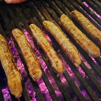 Salchichas al carbón en la parrilla